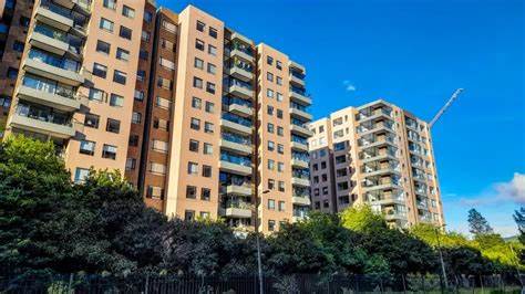 解析八月多户住宅市场交易量下降的核心数据与驱动因素,评估组合交易减少、个别物业交易回暖、利率变化与机构资本兴趣对市场定价和流动性的影响,并给出投资者、开发商与贷款方的策略性建议。
