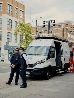 随着数字监控技术的迅速发展,英国在安保与隐私之间的平衡不断引发激烈讨论。政府采用面部识别、人工智能与互联网监管手段,试图应对犯罪和社会挑战,但也引发了关于公民自由与监控泛滥的广泛担忧。本文深入探讨英国数字管控的现状、争议与未来可能的走向。
