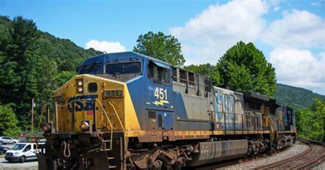 在投资者施压与业绩下滑背景下,CSX宣布更换首席执行官,面临与联合太平洋潜在合并带来的行业重构与监管、劳资与运营挑战;文章解析人事变动缘由、候任与前任领导风格、投资人诉求及对铁路行业和市场的可能影响,为企业、投资人和从业者提供深度洞见。
