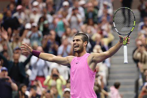 2025年美国网球公开赛男单决赛精彩纷呈,卡洛斯·阿尔卡拉斯展现出非凡的竞技状态,以四盘击败劲敌杨尼克·辛纳,成功摘得个人第二个美网冠军。这场比赛不仅是两位顶级选手实力的较量,更代表着新一代男子网坛的巅峰对决,预示着未来数年男子网球的格局。
