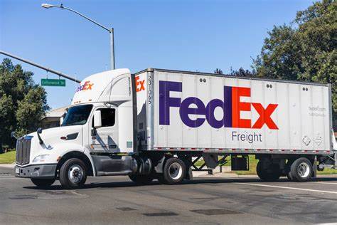 FedEx公布2025年第二季度财务业绩,盈利与营收均超出市场预期,公司同时上调财年指引并重申Network 2.0长期改造计划,对投资者、客户与行业格局的影响值得重点关注。
