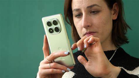 谷歌Pixel 10凭借其先进的三摄相机系统和显著提升的续航能力,在智能手机市场中展现出极具竞争力的实力。深入探讨其设计、性能、拍照能力及续航表现,为用户提供全面参考。
