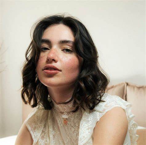 本文全面介绍了TikTok和Instagram爆红创作者Gio Scotti的年龄、家庭背景、成长故事及她作为社交媒体时尚博主的独特魅力,助力了解这位年轻艺术家的成功秘笈和粉丝基础。
