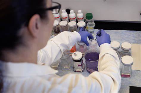 解析论文代工厂产量快速增长的证据与机制,评估其对药物研发、临床指南和人工智能训练数据的潜在危害,并提出可行的制度、技术与社区层面对策,旨在推动学术诚信与科研出版的长期修复。
