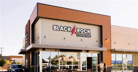 Black Rock Coffee Bar成功在纳斯达克上市,首次公开募股(IPO)筹资高达2.941亿美元,展现了其强劲的市场表现与增长潜力。作为一家快速崛起的咖啡连锁品牌,公司依托驱动式咖啡业务和本地化服务策略,显著提升营收和市场份额,成为行业关注焦点。
