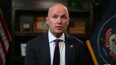 查理·柯克遇害案引发社会关注,嫌疑人被描述为性格内向且无明显犯罪记录,但近期对政治的兴趣令人深思,本文深入解析嫌疑人背景及事件影响。
