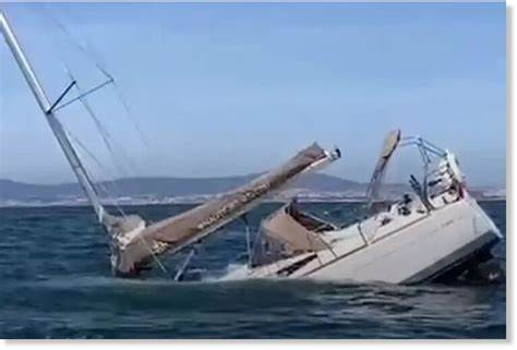 近年葡萄牙海岸频繁发生虎鲸攻击小型船艇事件,导致多艘游艇损坏甚至沉没。本文深入分析这一现象背后的原因,虎鲸的行为模式及相关保护措施,为海上航行者提供重要参考和建议。
