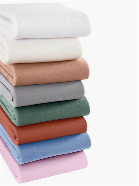 免烫面料作为现代纺织领域的重要创新,不仅大大减少了衣物护理的繁琐过程,还极大提升了穿着体验。本文深入探讨免烫面料的特性、应用及其对日常生活的积极影响,为关注高效生活方式的人士提供实用信息。
