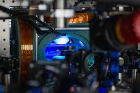 加州理工学院物理学家成功实现了迄今为止最大规模的中性原子量子比特阵列,搭建了具有6100个量子比特的光学镊子网格,标志着量子计算迈出了关键性一步。研究团队不仅实现了大规模量子比特的高保真超导叠加态,还展示了量子比特的精准操控与移动能力,为未来容错量子计算发展奠定了坚实基础。
