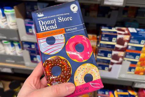 随着零售行业的不断发展,自有品牌逐渐成为商家提升竞争力和利润的重要手段。预计到2027年,自有品牌在整体销售额中的占比将显著增加,零售商通过多元化策略、线上渠道拓展及创新产品线,努力吸引年轻消费群体并实现业务增长。
