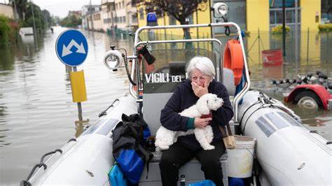 一起发生在意大利的山洪突袭事件中,多名德国游客被洪水卷走,事件引发了广泛的安全讨论和旅游警示。本文深入分析事故背景、成因及预防措施,旨在提升公众对自然灾害风险的认识,保障旅游安全。
