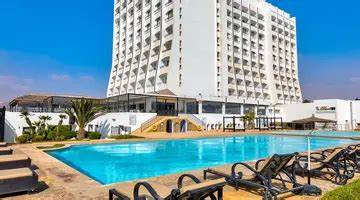 拉巴特作为摩洛哥的首都,融合了丰富的历史遗迹与绚丽的自然景观,是理想的假期旅游目的地。本文深入解析拉巴特的旅游资源、最佳旅行时间、推荐住宿及周边游玩项目,帮助旅行者规划难忘的假期体验。
