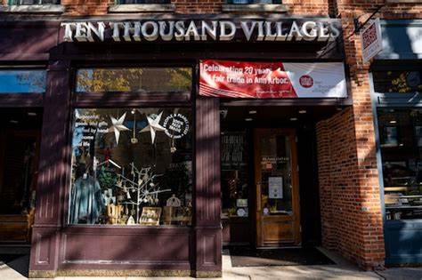 十万个村庄安娜堡店即将于2025年3月底关闭，作为首家公平贸易非营利手工艺品零售店，它在过去二十年里促进了全球数万艺术家的可持续生计。本文深度解析该店关闭原因、历史贡献及未来发展展望。