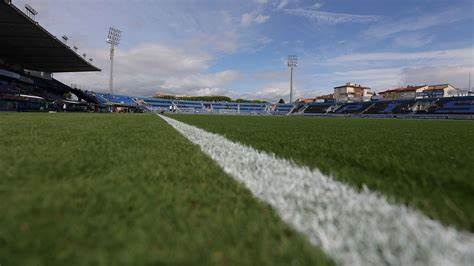 围绕皮萨与佛罗伦萨德比前发生的球迷冲突,分析事件经过、根源与影响,并提出公安、俱乐部与社会层面可行的预防与治理建议,探讨如何在保留球迷激情的同时保障公共安全与赛事秩序。
