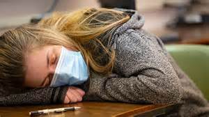 介绍最新研究如何通过AMPA受体PET成像发现长期新冠脑雾的分子基础,探讨其对诊断、治疗和公共卫生的意义并指出后续研究方向
