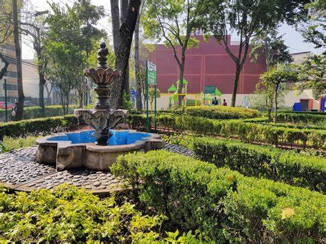 为游客与本地居民提供贝尼托·华雷斯区内主要公园与文化景点的详尽介绍,包含地理位置、历史背景、活动建议与实用出行与安全提示,便于规划休闲、亲子或文化深度游路线。
