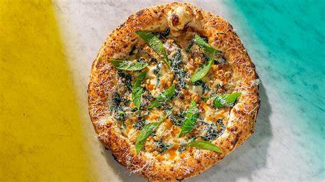 探索罗马最受欢迎的披萨店,从传统罗马薄脆披萨到创新风味,应有尽有。深入了解当地顶级披萨大师及其独特的制作工艺,为你的罗马美食之旅提供详细指南。
