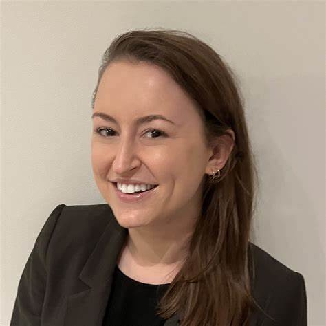 随着全球贸易环境的变化和关税政策的调整,鞋类企业正面临成本压力。探讨鞋企如何开始将关税成本传导给消费者,以及这一趋势对行业未来的影响和应对策略。
