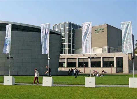 Musium是一款由Ruud van Asseldonk为个人使用量身定制的音乐播放器,通过精细的设计和创新的技术实现了高效的音乐管理与播放,结合了Rust、PureScript等现代编程语言及技术栈,满足了用户对音乐播放的极致需求。本文深入解析Musium的开发故事、核心技术及其独特功能,为音乐发烧友和开发者提供宝贵的参考与启示。
