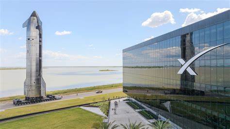 随着SpaceX星舰货运任务计划于2030年启航,火星货物运输将迎来全新纪元。本文深入探讨星舰货运的技术突破、成本结构及其对人类火星探索和移民计划的深远影响。
