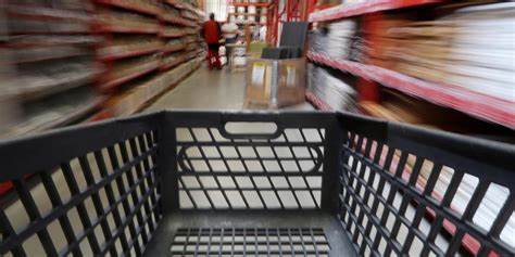 解读西班牙近期通胀回升背景下欧洲央行可能维持利率不变的政策选择,分析对家庭、企业和金融市场的冲击及中短期风险与应对策略。
