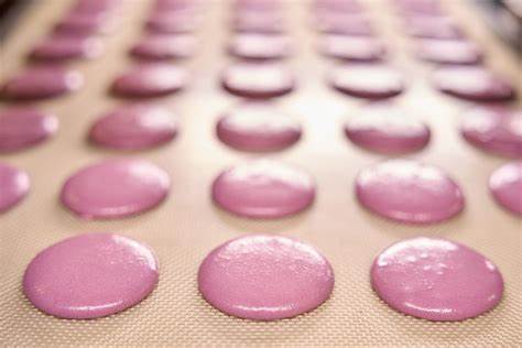 探讨烘焙用硅胶制品是否会成为人类暴露环状硅氧烷的来源,分析释放机制、健康与环境关注、监管现状及可行的降低风险的日常做法与选购要点
