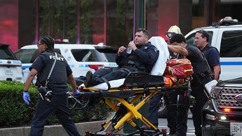 纽约市近期枪击事件暴露出精神健康管理体系的诸多不足,分析事件背后的原因,探讨如何通过有效的精神疾病干预措施预防类似悲剧的发生,体现出精神健康改革在社会安全中的重要地位。
