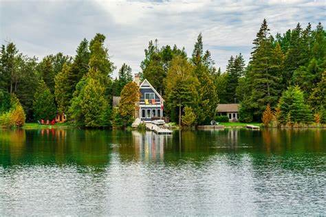 一位32岁护士分享了她购买价值25.9万美元湖边别墅后的生活困境,探讨高额房贷如何使她陷入"房奴"状态,对她的经济和生活造成显著压力,并引发关于住房负担能力和财务规划的广泛讨论。
