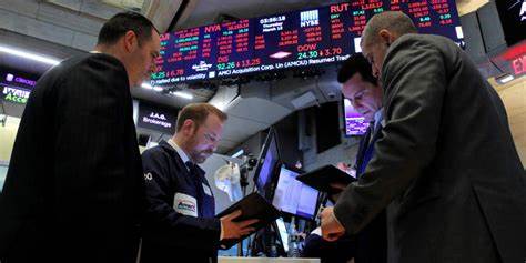 美国银行顶级技术策略师指出,股市近期表现虽强劲,但三大关键技术指标显示市场可能面临调整风险。随着九月传统的市场疲软期临近,投资者需警惕市场潜在的转折信号。本文深度解析美国银行提出的三大风险因素,解读市场走势背后的技术逻辑,助力投资者科学把握市场节奏。
