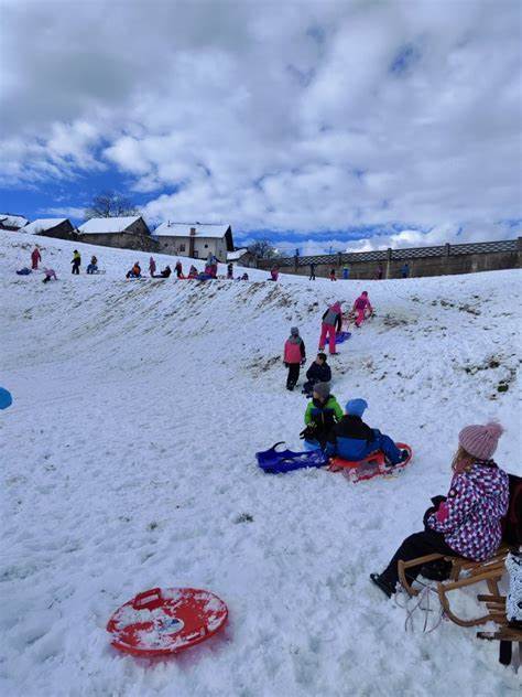 Pesje小学一年级学生在冬季运动日中,体验了丰富多彩的雪地游戏活动。通过户外运动和团队合作,孩子们不仅锻炼了身体,也增进了彼此之间的友谊与交流。

