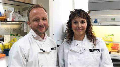 亨廷顿舞蹈症作为一种严重且渐进的神经退行性疾病,长期以来缺乏有效治疗手段。最新基因疗法的突破性进展,为患者带来了前所未有的治疗曙光,显著延缓疾病进展,改善生活质量。本文深入解析这一创新疗法的原理、临床试验成果及其未来应用前景,为患者家庭和医学界注入了巨大的希望和动力。
