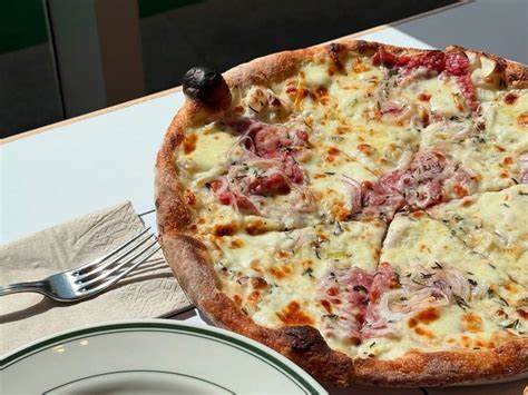 深入探索吉达的披萨文化,揭示十个不可错过的顶级披萨店铺,品味多样风味与独特创新,为披萨爱好者提供完整的美食指南。
