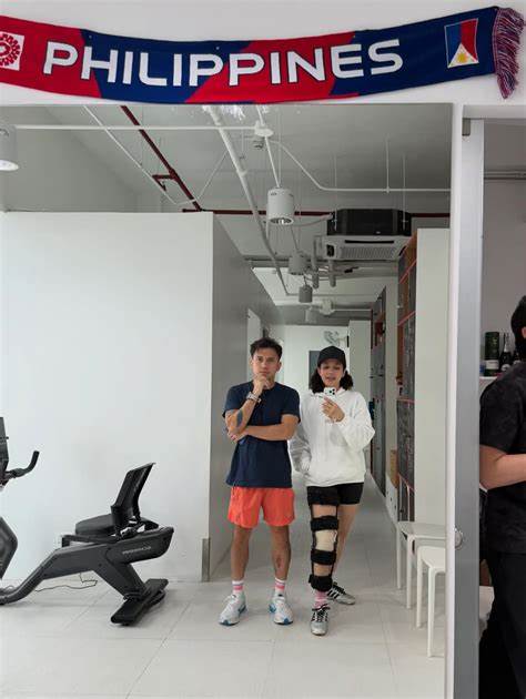本文详细探讨了《It's Showtime》主持人Karylle接受ACL手术后的康复过程,结合专业医学知识,为读者提供前交叉韧带损伤的康复指南、心理调适建议及日常护理技巧,帮助患者更好地理解和应对类似伤病。
