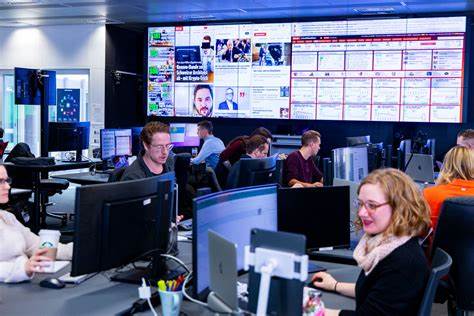 本文深入探讨了瑞士知名新闻媒体《Blick》在新任主编Rolf Cavalli领导下,以回归传统街头风格(Boulevard)为核心战略,如何在数字化浪潮和媒体变革中实现重新定位,融合街头新闻与现代传媒技术,回应时代与受众的双重需求。
