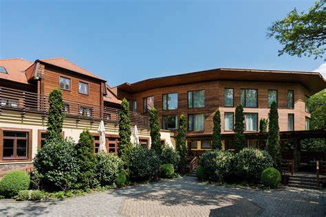 Hotel Zochova Chata坐落于斯洛伐克马尔凯小喀尔巴阡山的深处,距布拉迪斯拉发仅34公里,是拥有超过80年历史的成人友好型度假胜地。这里融合自然的宁静与现代化的舒适,提供多样化的住宿选择和优质的餐饮体验,是寻求放松与灵感的理想之地。
