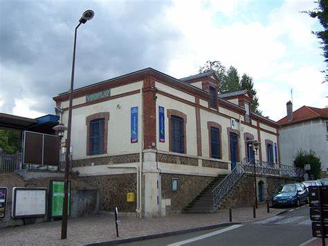 维罗弗莱右岸车站作为法国伊夫林省的重要交通枢纽,不仅拥有悠久的历史和独特的地理优势,还为旅客提供了丰富的列车服务。本文全面介绍了车站的位置、历史背景、运营时间、联系电话以及周边交通信息,助力旅客高效规划行程。
