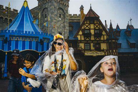 探讨现代主题公园如何以高昂成本和精心设计,为游客打造极致且震撼的娱乐体验,解析背后的技术革命与文化现象。
