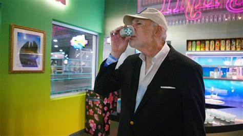 唐·武塔吉奥凭借坚韧不拔的精神和独特的商业眼光,创立了闻名全球的Arizona冰茶品牌,成为一位不依赖大学学历的亿万富翁。他的故事彰显了服务价值、员工关怀和客户导向的重要性,激励着无数创业者走出自己的成功之路。
