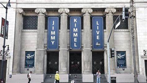 本文深入探讨了吉米·基梅尔的单口喜剧引发保守派激烈反应的全过程,分析了社交媒体和影响力人物在推动公众舆论中所起的关键作用,揭示了在线舆论爆发的背后机制。
