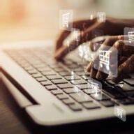 美国银行将孩之宝(Hasbro)目标价从95美元上调至100美元并维持买入评级,原因包括Wizards of the Coast的强劲《万智牌》系列计划、公司视频游戏管线与数字化布局。本篇从业务板块、增长催化剂、估值逻辑与风险提示多角度解读此次目标价上调对投资者的意义与后续观察重点。
