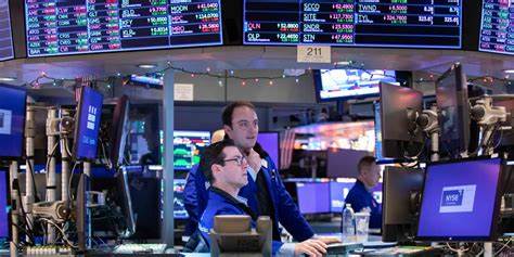 2025年9月12日全球股市迎来重要变局,道琼斯工业平均指数回落,纳斯达克创历史新高,Gemini加密货币交易所成功完成首次公开募股,引发市场高度关注。股市波动、科技股表现、通胀数据及新兴领域投资动态共同构成最新市场全景。
