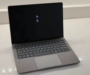 随着AMD最新ISP4驱动的发布,HP ZBook Ultra G1a等采用AMD SoC技术的笔记本摄像头兼容性与性能将得到显著提升。然而,该驱动在Linux内核中的审核进度仍不明朗,这对未来AMD Ryzen笔记本的支持具有重要意义。本文深入分析该驱动的技术背景、当前开发状态及其对Linux生态的影响。
