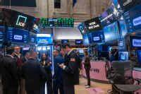 分析美股为何需要外部或内生动力提振,详述美联储货币政策、人工智能热潮与加密货币市场如何成为潜在下行风险,并给出投资者在不确定周期中的应对思路
