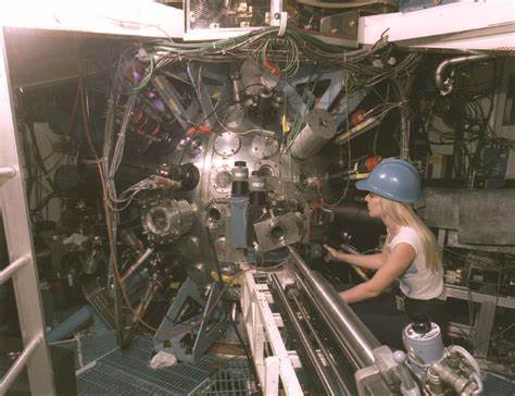 Shiva激光:从多束红外探索到紫外三倍频的惯性约束聚变变革
