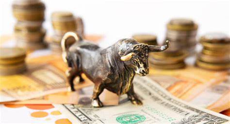 美国银行指出,创纪录的7万亿美元货币市场基金资金储备即将释放,可能推动年底股市强劲反弹。本文深入分析这一庞大资金池对市场流动性及投资环境的影响,并重点探讨两只在此背景下极具潜力的股票,助力投资者把握牛市机遇。
