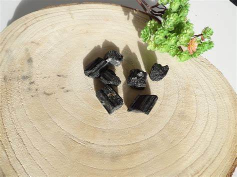 探讨黑色碧玺作为天然护身石在身体、心灵与精神层面的多重疗愈作用,解读其历史渊源、使用方法以及现代能量疗愈中的重要地位,帮助读者全面了解这一宝石的独特魅力与价值。
