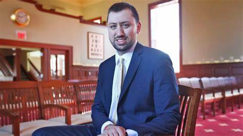 埃里克·梅森作为昆西市首席财务官的宝贵经验,促使他成功转型为市政咨询领域的专家,帮助各地政府优化财务管理与治理水平,满足公众和决策者对财政透明度和责任制的双重需求。
