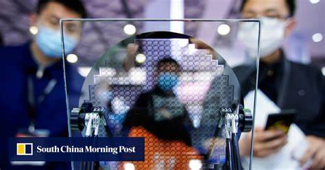 北京宣布对美国进口模拟集成电路开展反倾销调查,引发中国传统半导体企业股价暴涨,彰显中国在模拟芯片领域的自主创新与国产化进展,推动国内半导体产业链迈向新阶段。本文深入剖析此次事件背景、影响及未来趋势。
