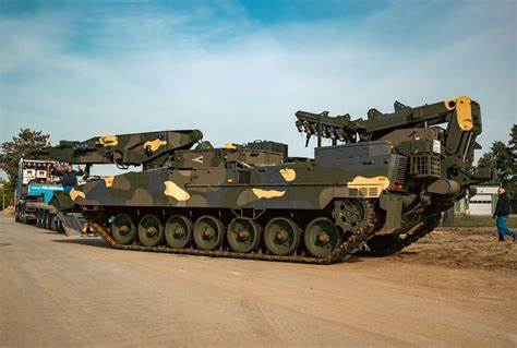 匈牙利国防军接收首辆Leguan 2HU装甲桥梁车与新增Leopard 2A7HU坦克,标志着国防与军事现代化计划的新进展,对战场机动、工程保障和北约互操作性具有重要意义。本文解析Leguan 2的性能特点、战术价值、与现有装甲力量的协同及未来运用与维护要点。
