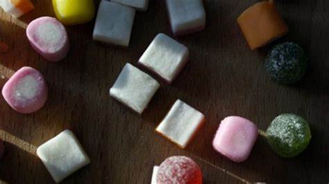 近年来多项研究发现部分代糖与认知功能下降和痴呆风险相关联,解读这些发现的证据强度、可能机制以及如何在日常生活中更安全地取舍与替代。
